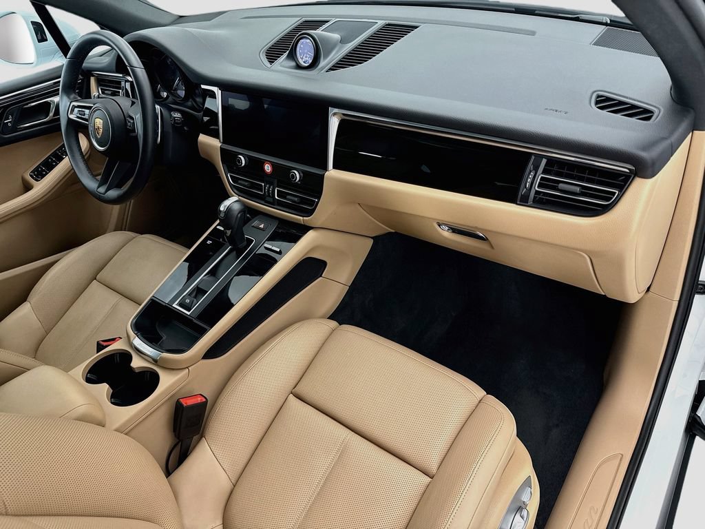 Certified 2025 Porsche Macan AWD/4WD image 19