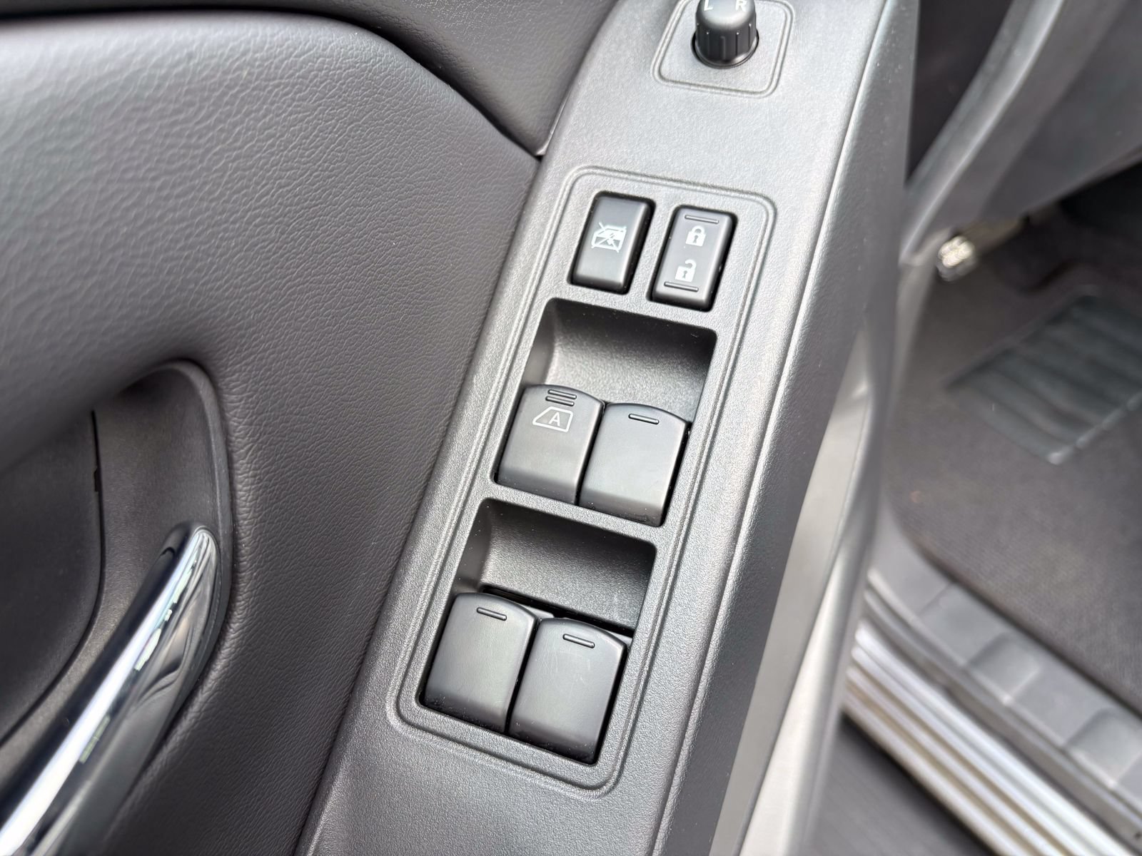 Used 2025 Nissan Frontier SV AWD/4WD image 25
