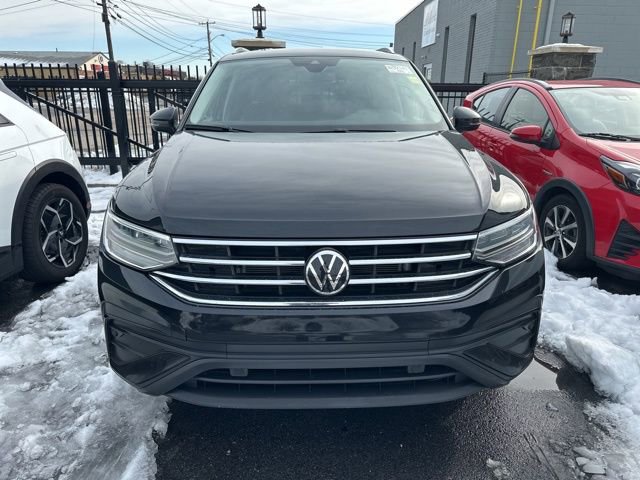 Used 2024 Volkswagen Tiguan SE image 2