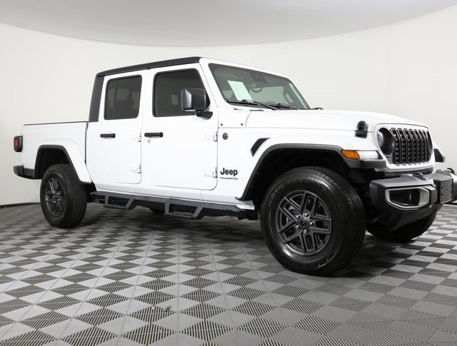 Used 2024 Jeep Gladiator Sport image 3