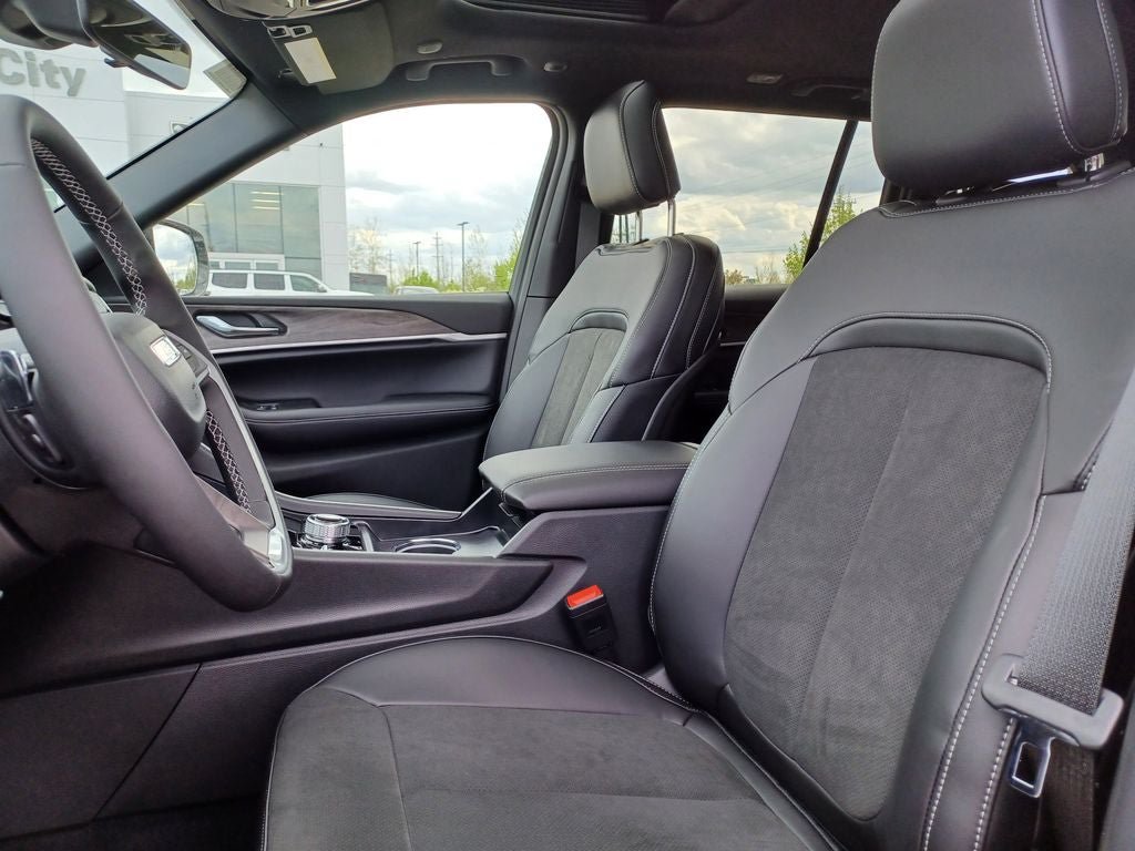 New 2026 Jeep Grand Cherokee Altitude AWD/4WD image 9