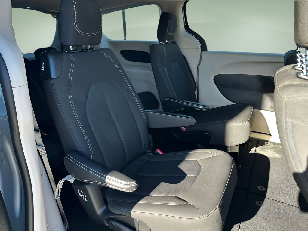 Used 2023 Chrysler Voyager LX image 12