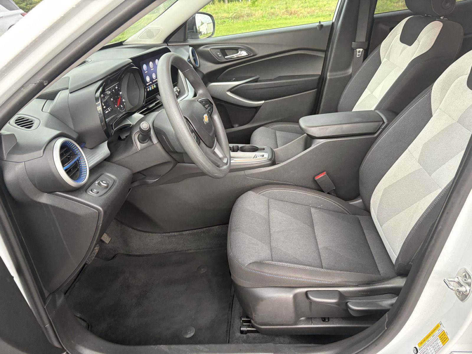 Used 2025 Chevrolet Trax LS FWD image 4