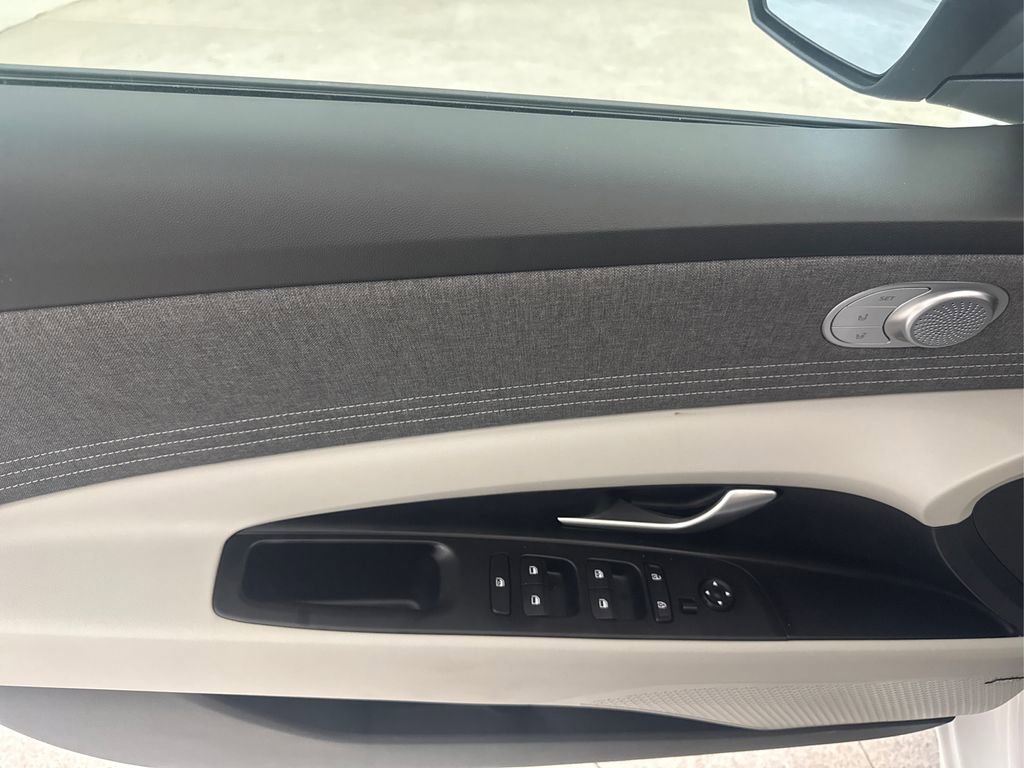 Used 2025 Hyundai Elantra Limited FWD image 26