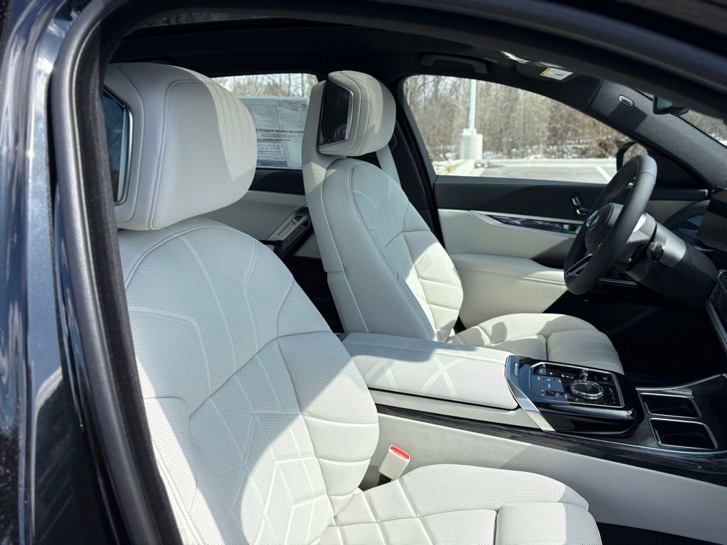 Used 2025 BMW i7 xDrive60 w/ Premium Package image 23