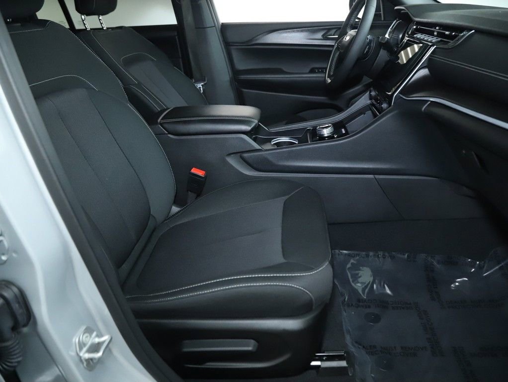 Used 2025 Jeep Grand Cherokee Laredo X image 34