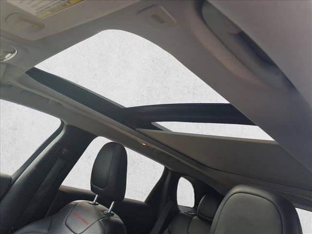 Used 2019 Jeep Cherokee Trailhawk AWD/4WD image 13