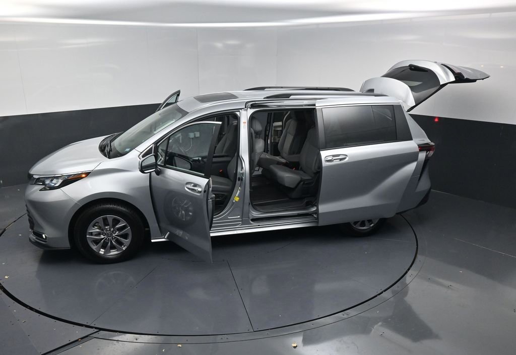 Used 2024 Toyota Sienna XLE image 28