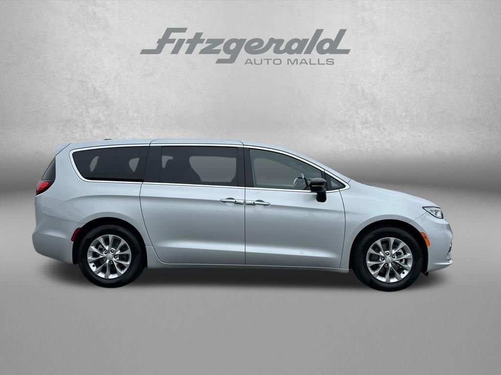 Used 2026 Chrysler Pacifica Limited FWD image 4