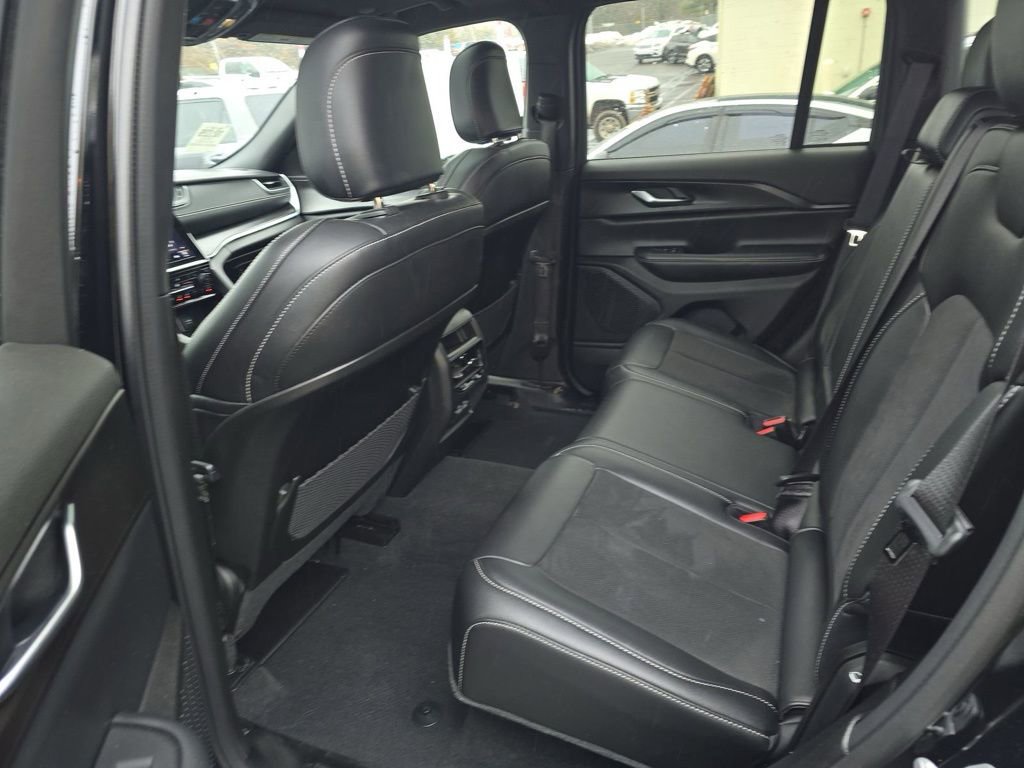 Used 2023 Jeep Grand Cherokee Altitude image 14