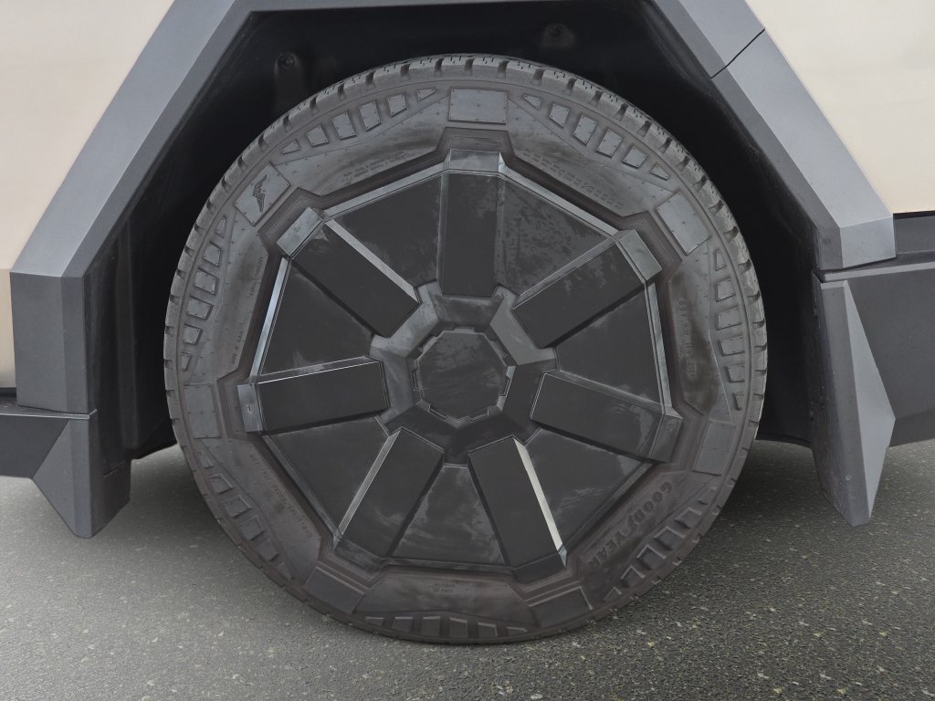 Used 2024 Tesla Cybertruck Cyberbeast AWD/4WD image 32