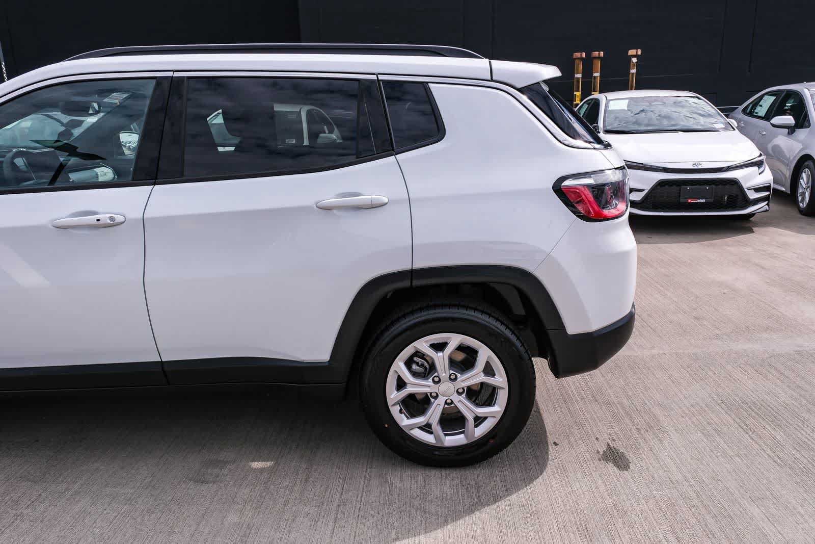 Used 2024 Jeep Compass Latitude AWD/4WD image 8
