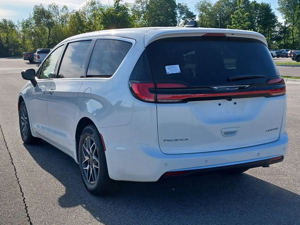 New 2027 Chrysler Pacifica Limited FWD image 3