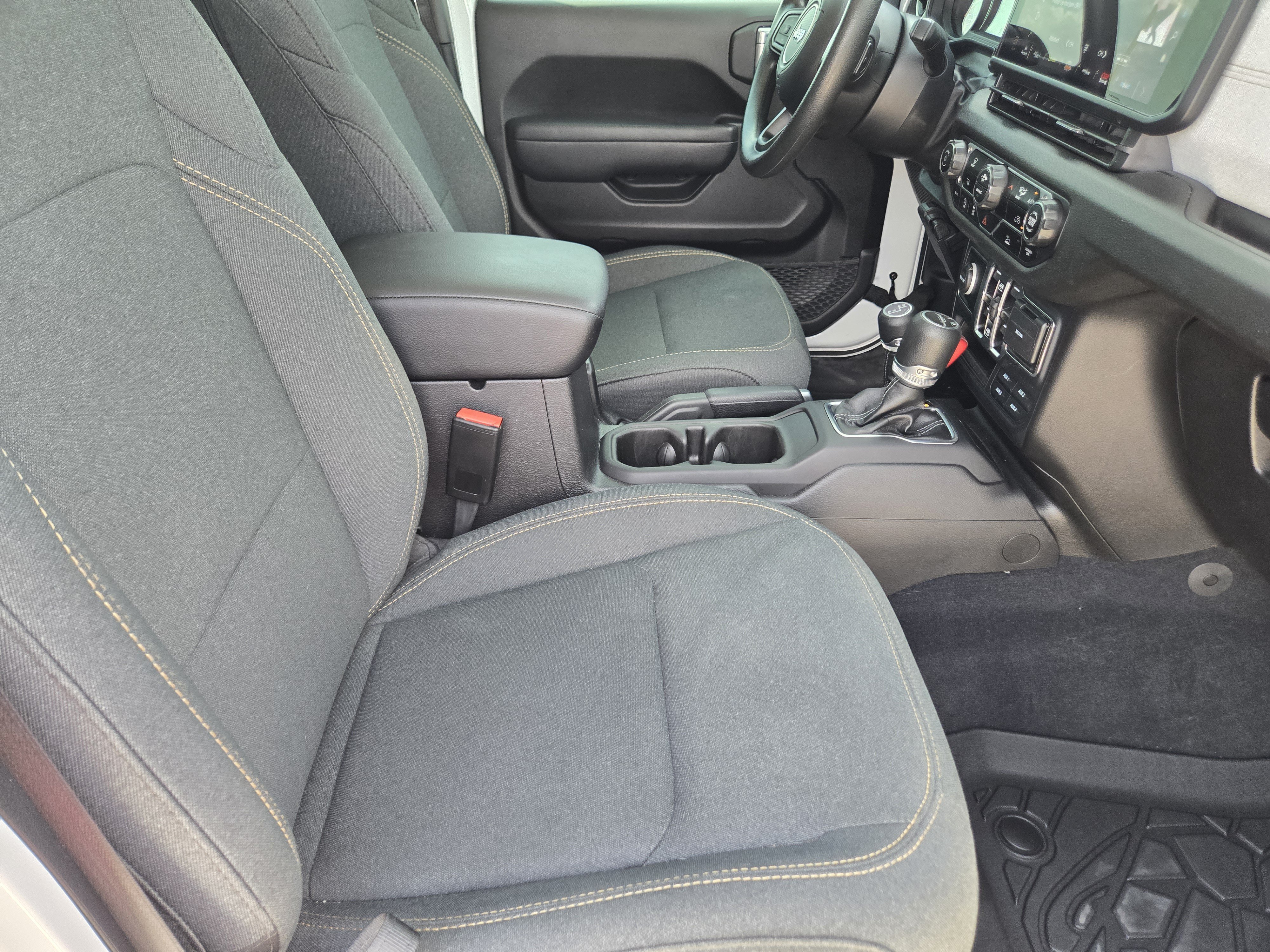 Used 2025 Jeep Gladiator Sport AWD/4WD image 14
