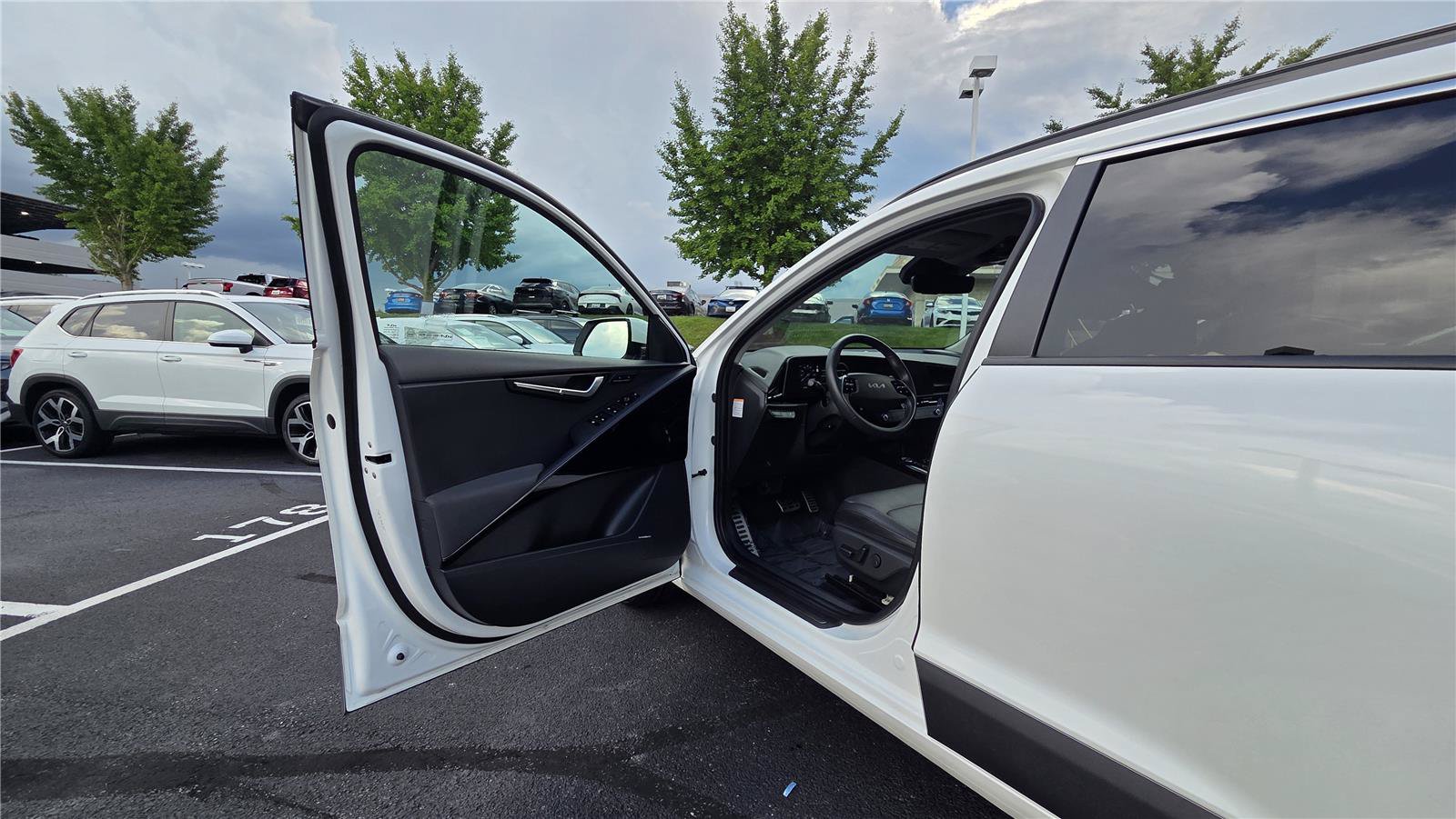 Certified 2023 Kia Niro Wave w/ Wave Preserve Package FWD image 12
