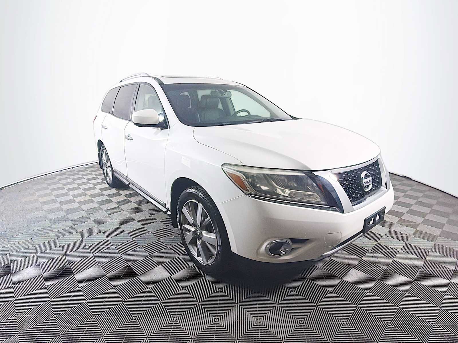 Used 2013 Nissan Pathfinder Platinum w/ Platinum Premium Pkg AWD/4WD image 3