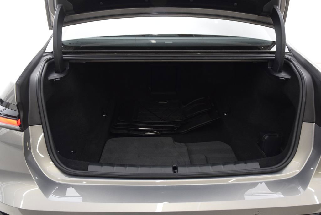 Used 2025 BMW 760i xDrive w/ Executive Package image 27