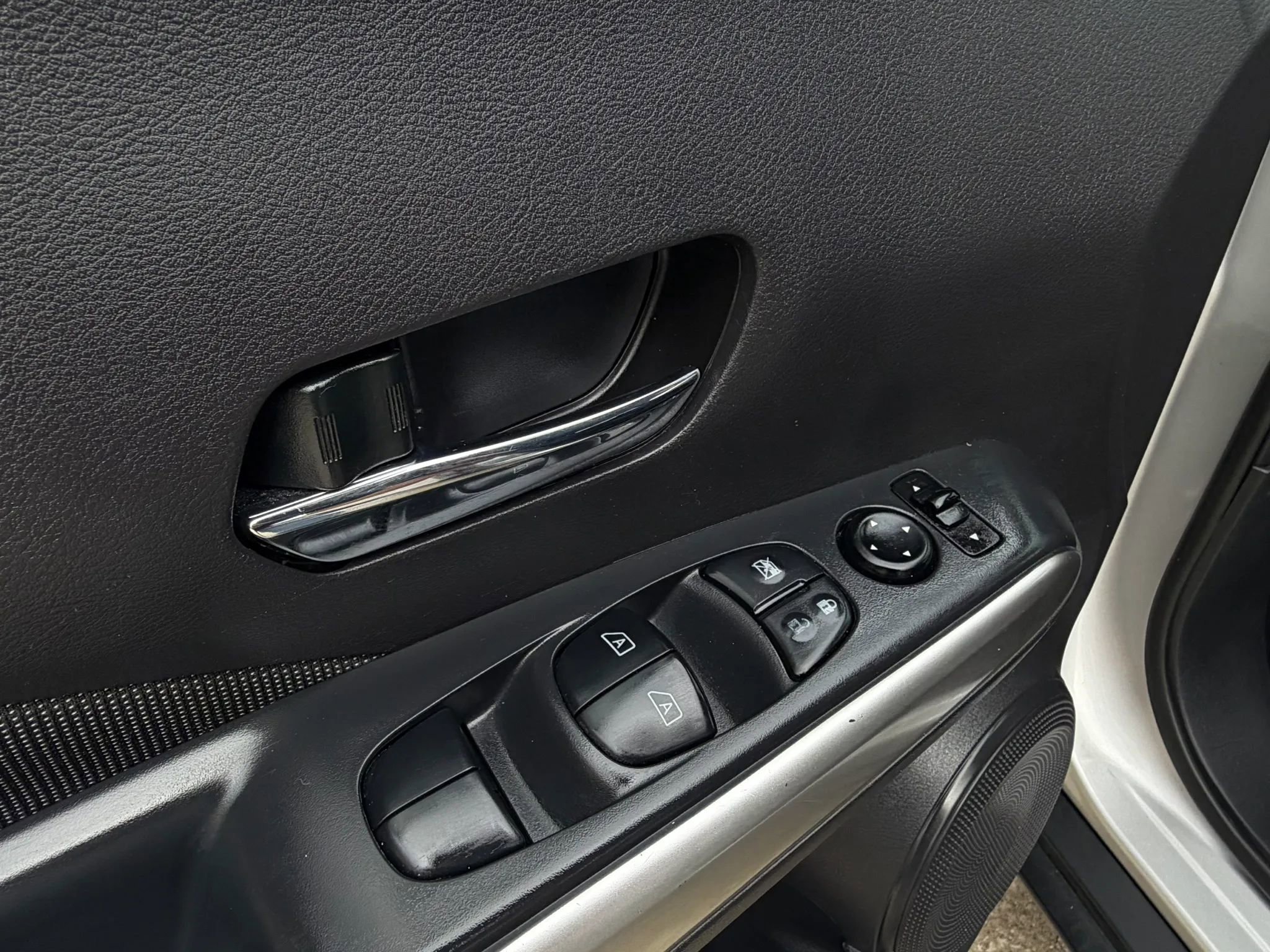 Used 2019 Nissan Kicks SV FWD image 13