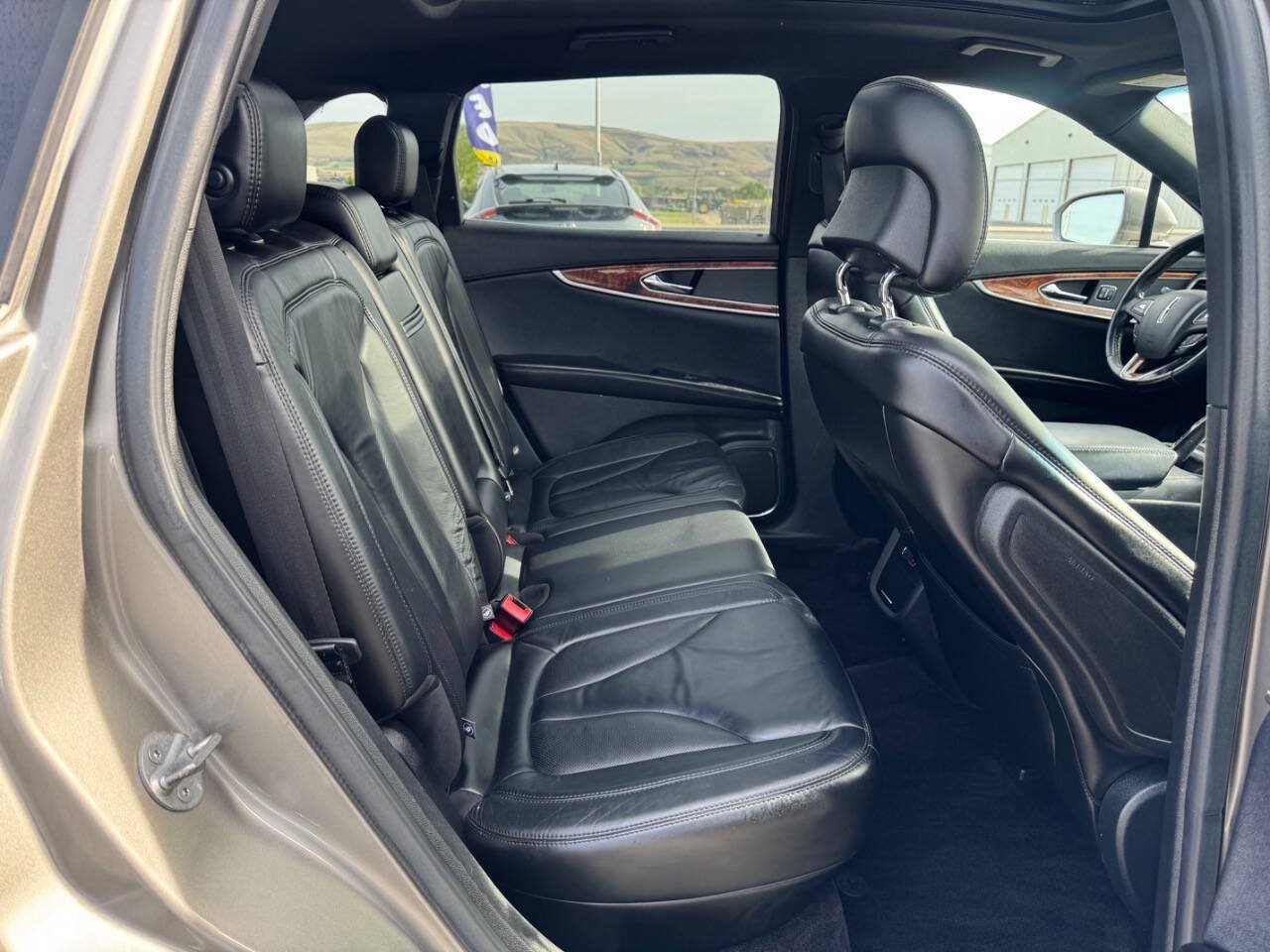Used 2017 Lincoln MKX Select w/ Select Plus Package AWD/4WD image 5