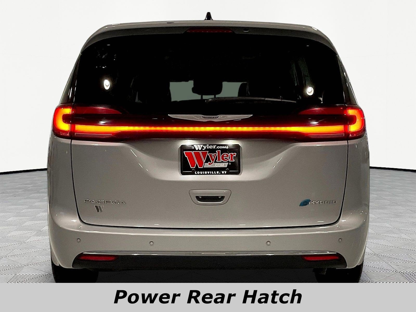 Used 2023 Chrysler Pacifica Touring-L FWD image 5