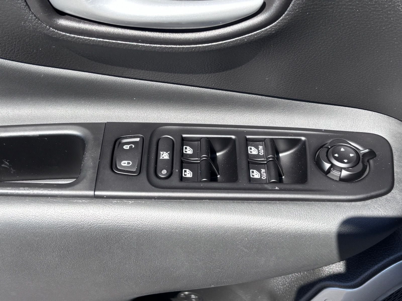 Used 2023 Jeep Renegade Latitude AWD/4WD image 19