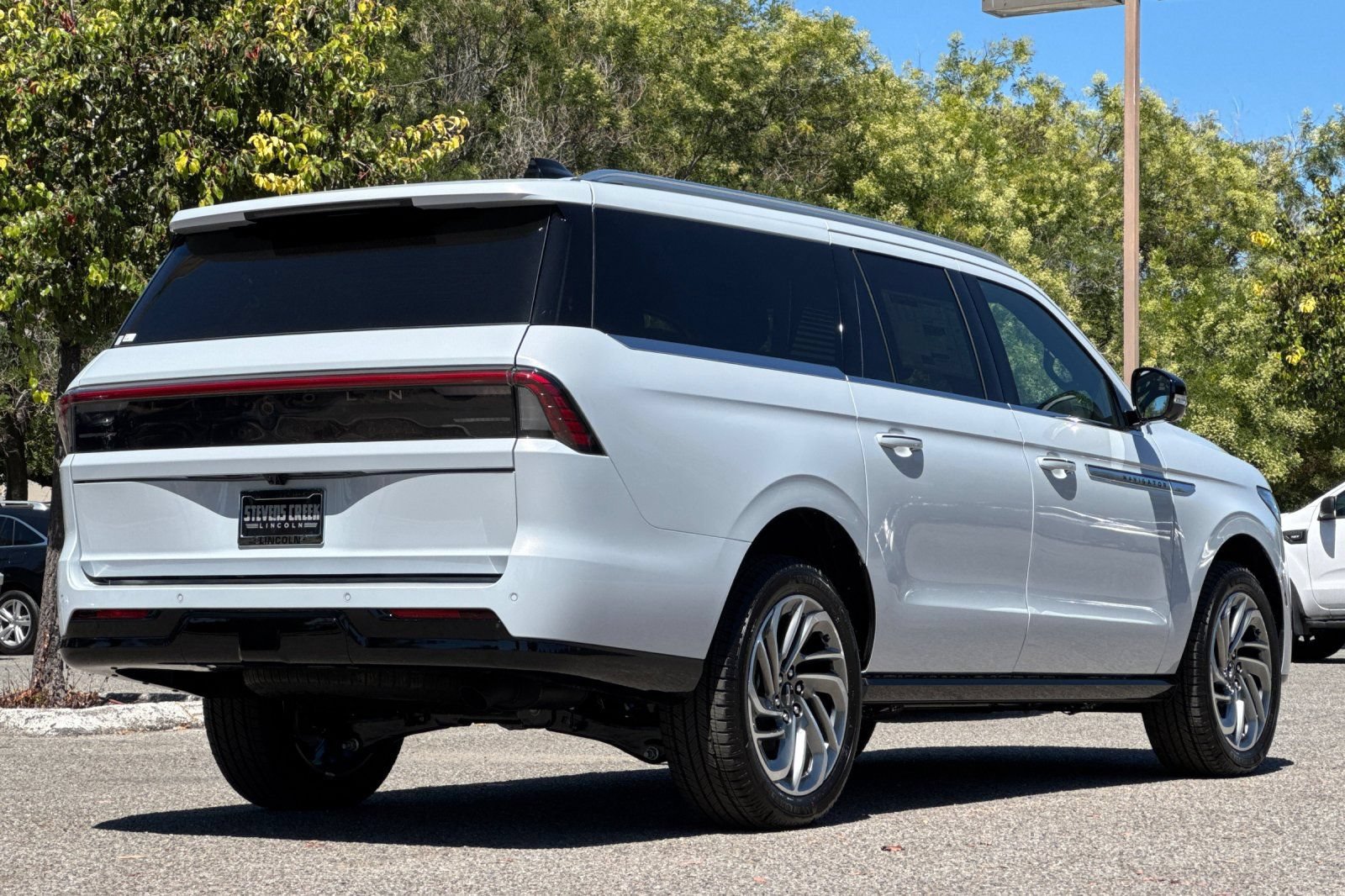 New 2026 Lincoln Navigator L Reserve AWD/4WD image 4