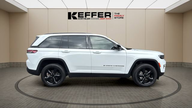 Certified 2023 Jeep Grand Cherokee Altitude AWD/4WD image 7
