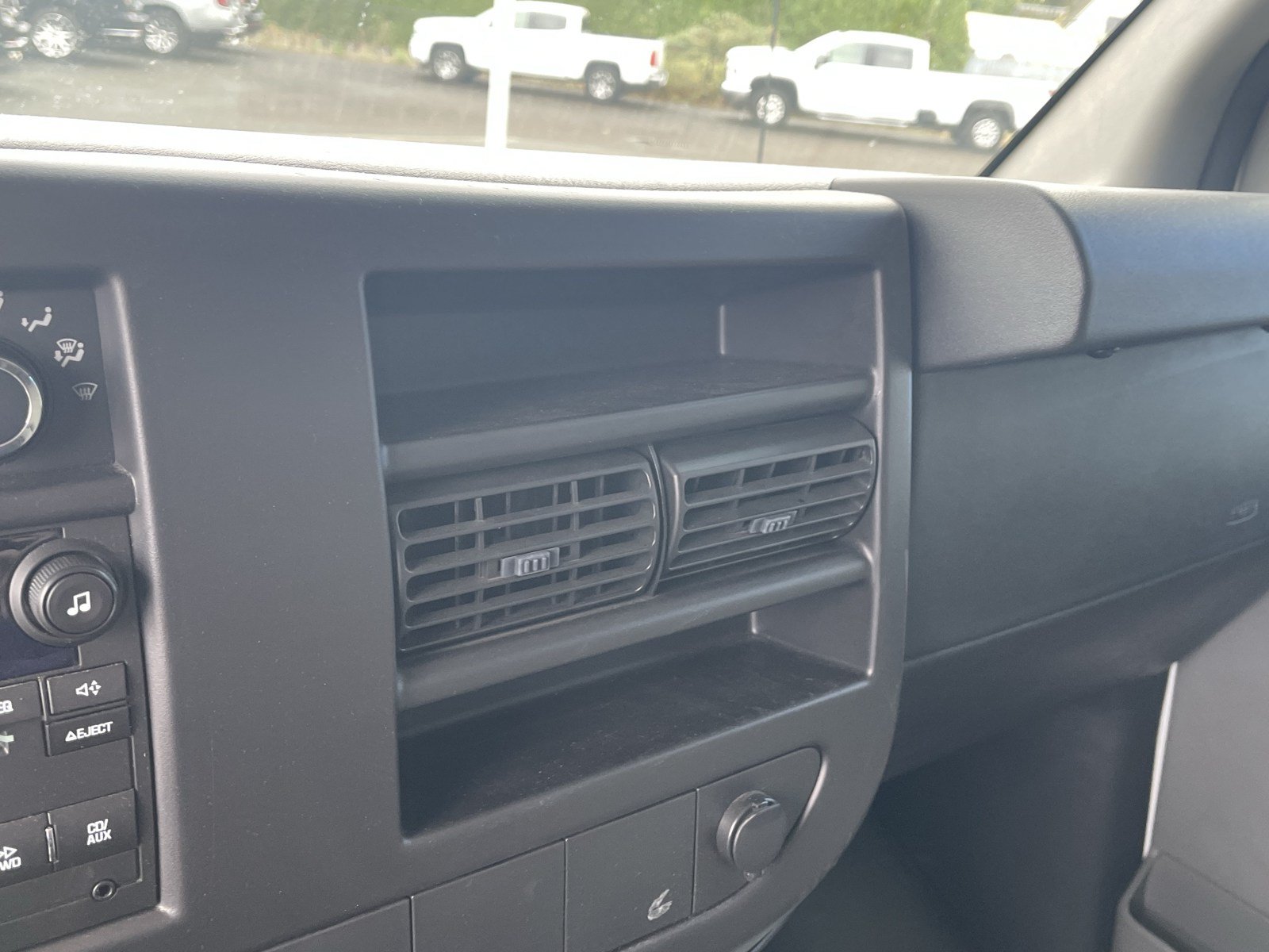 Used 2010 Chevrolet Express 1500 RWD image 17