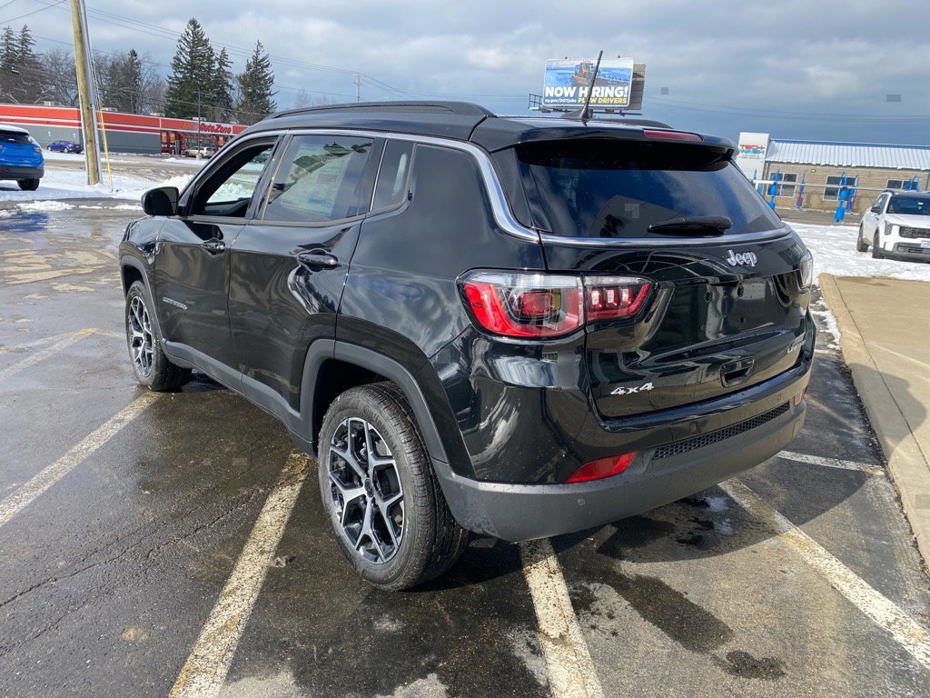 Used 2025 Jeep Compass Limited image 3