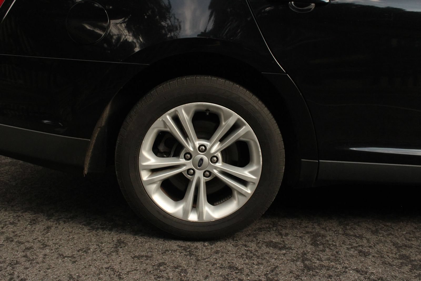 Used 2016 Ford Taurus SE FWD image 5