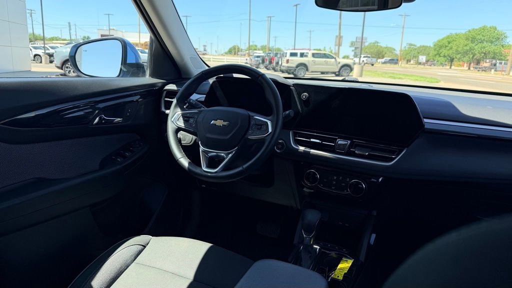 Used 2024 Chevrolet TrailBlazer LT w/ LT Cold Weather Package FWD image 13