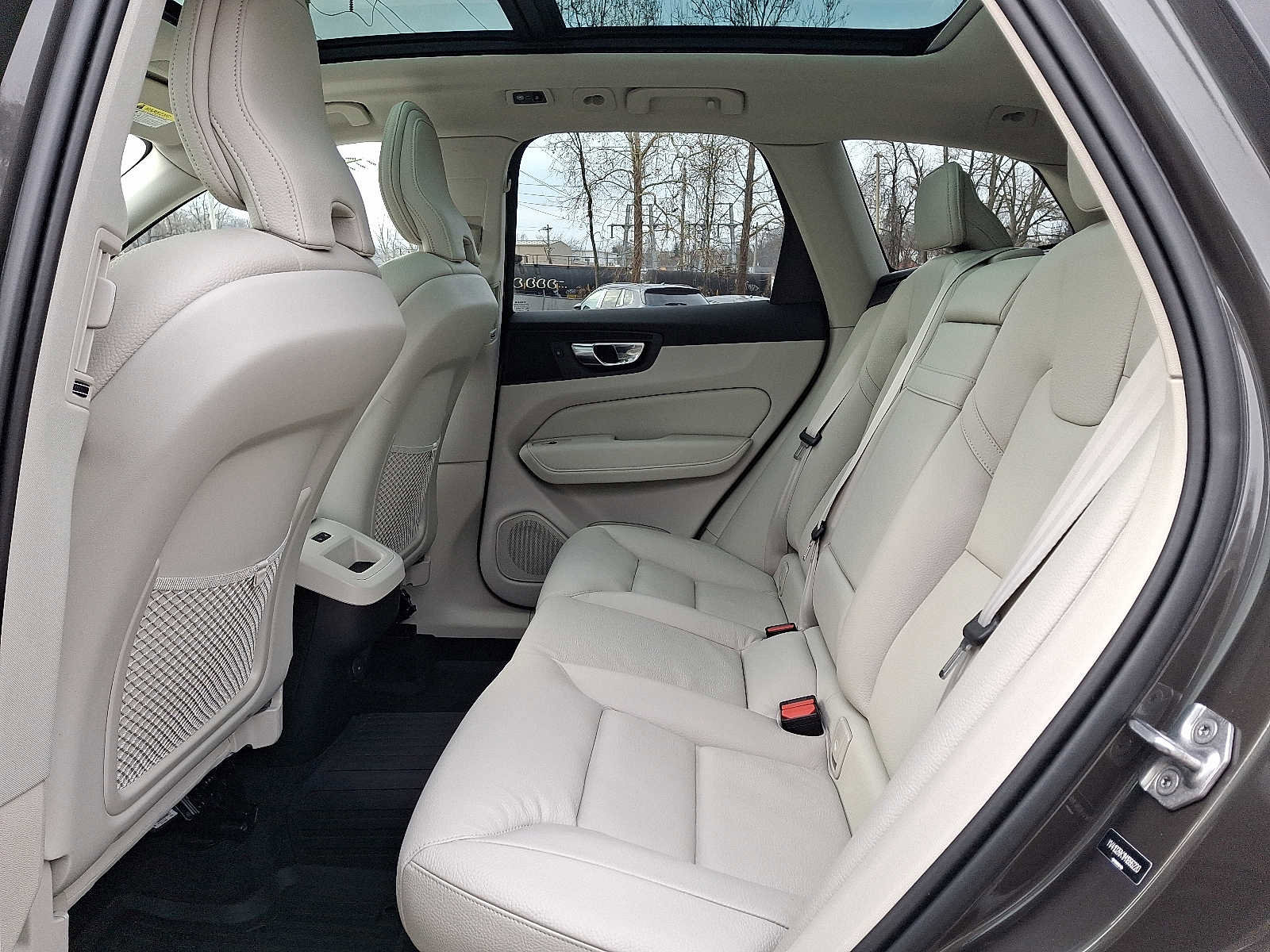 Used 2021 Volvo XC60 T5 Momentum w/ Premium Package image 10