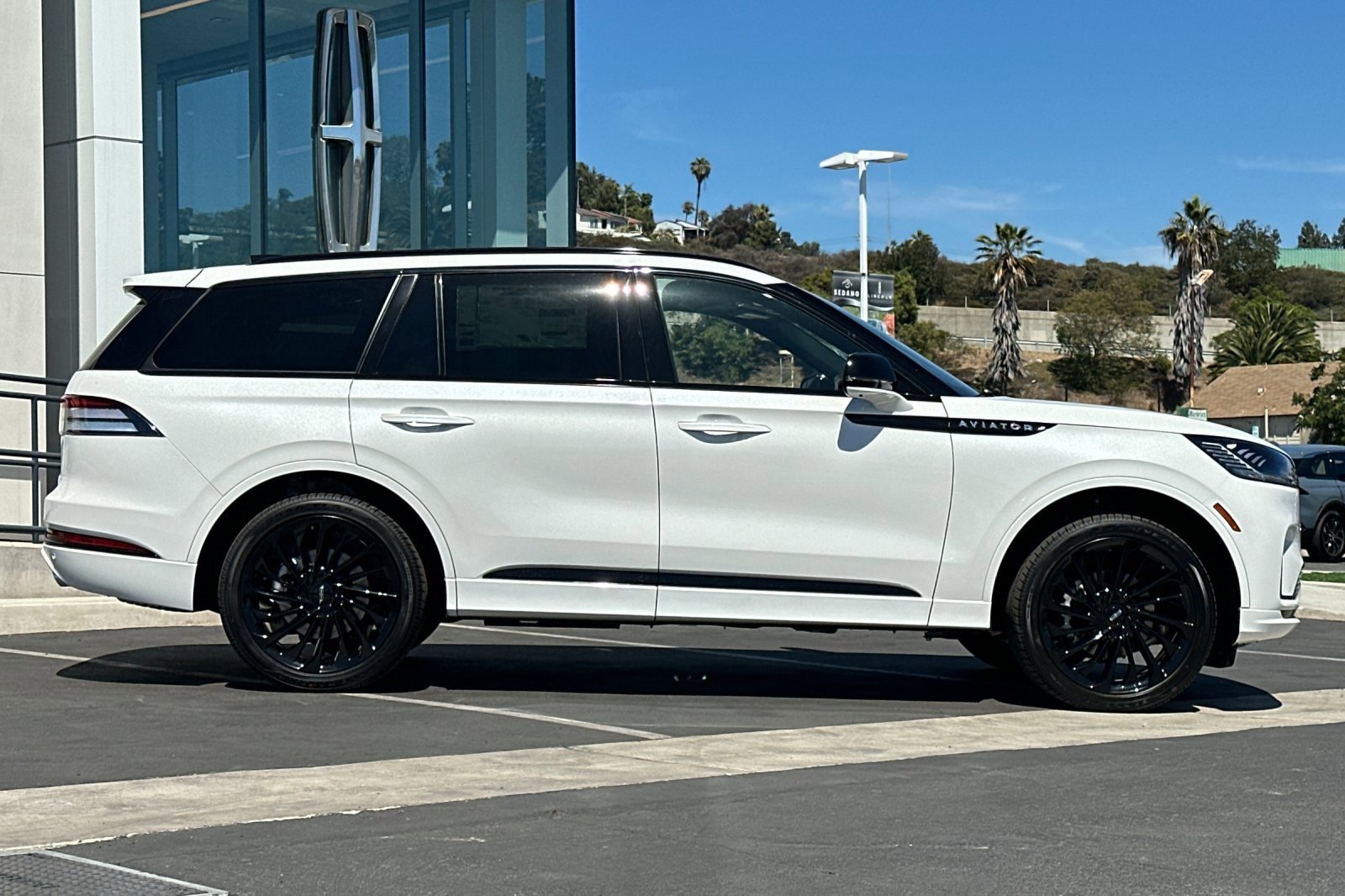 New 2025 Lincoln Aviator Reserve image 2