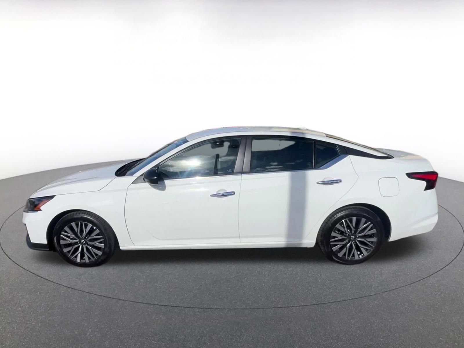 Used 2025 Nissan Altima 2.5 SV image 9