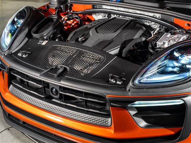 Certified 2025 Porsche Macan image 14