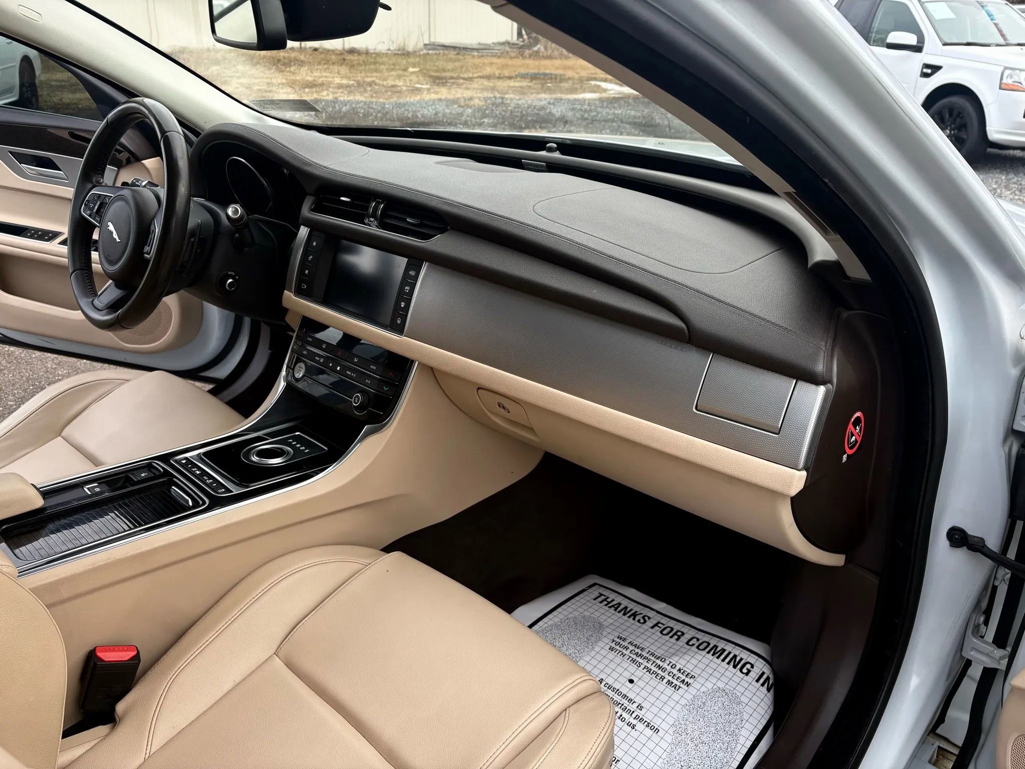 Used 2016 Jaguar XF Premium image 22