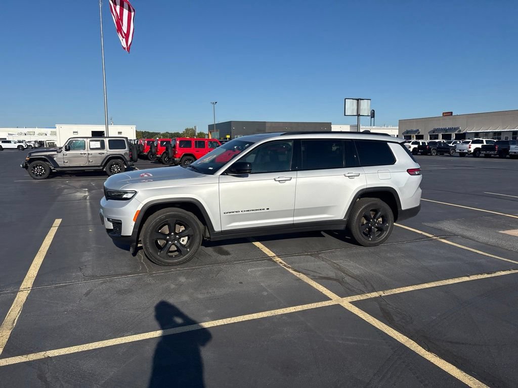 Used 2022 Jeep Grand Cherokee L Limited w/ Luxury Tech Group II AWD/4WD image 2