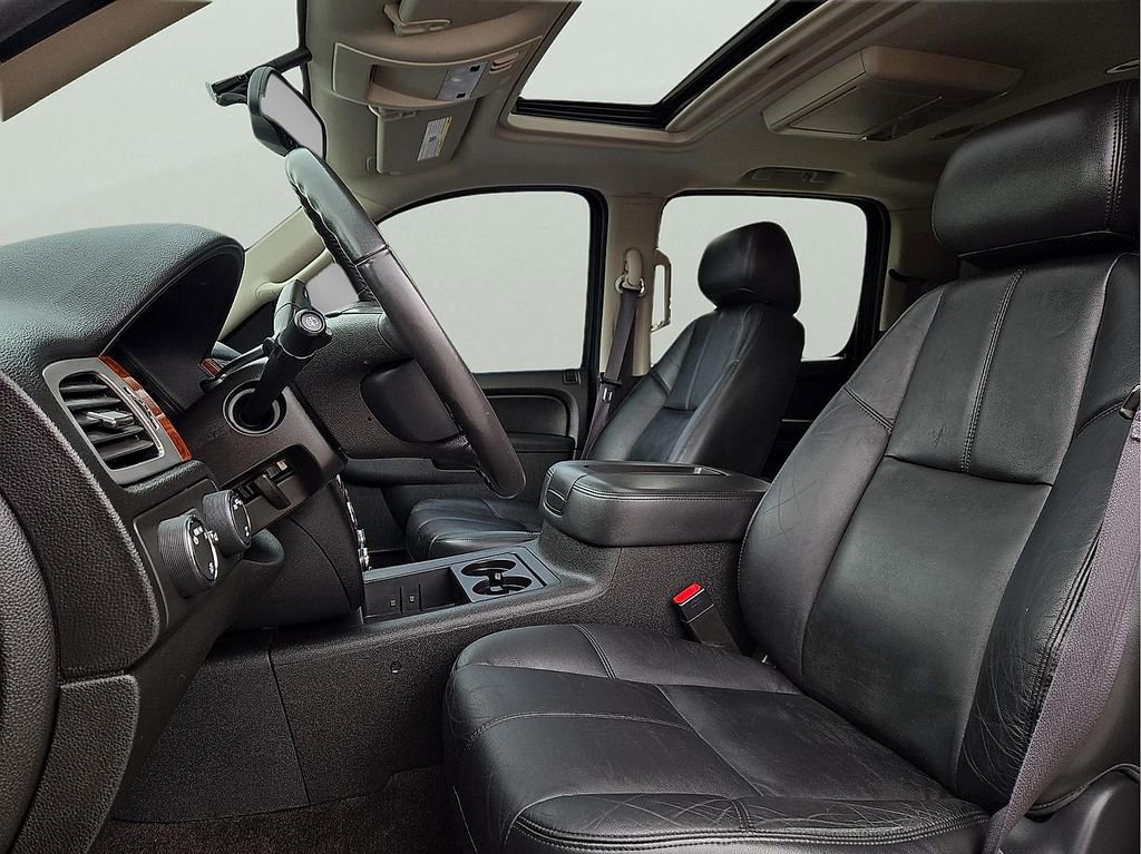 Used 2014 Chevrolet Suburban LT image 15