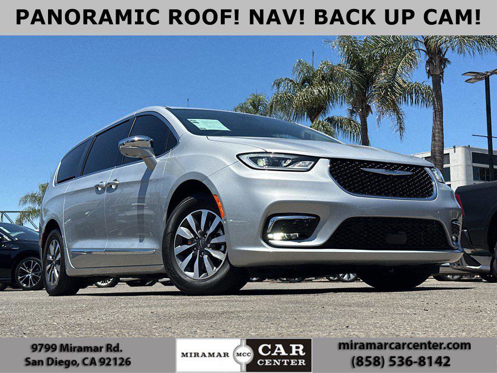 Used 2022 Chrysler Pacifica Limited image 1