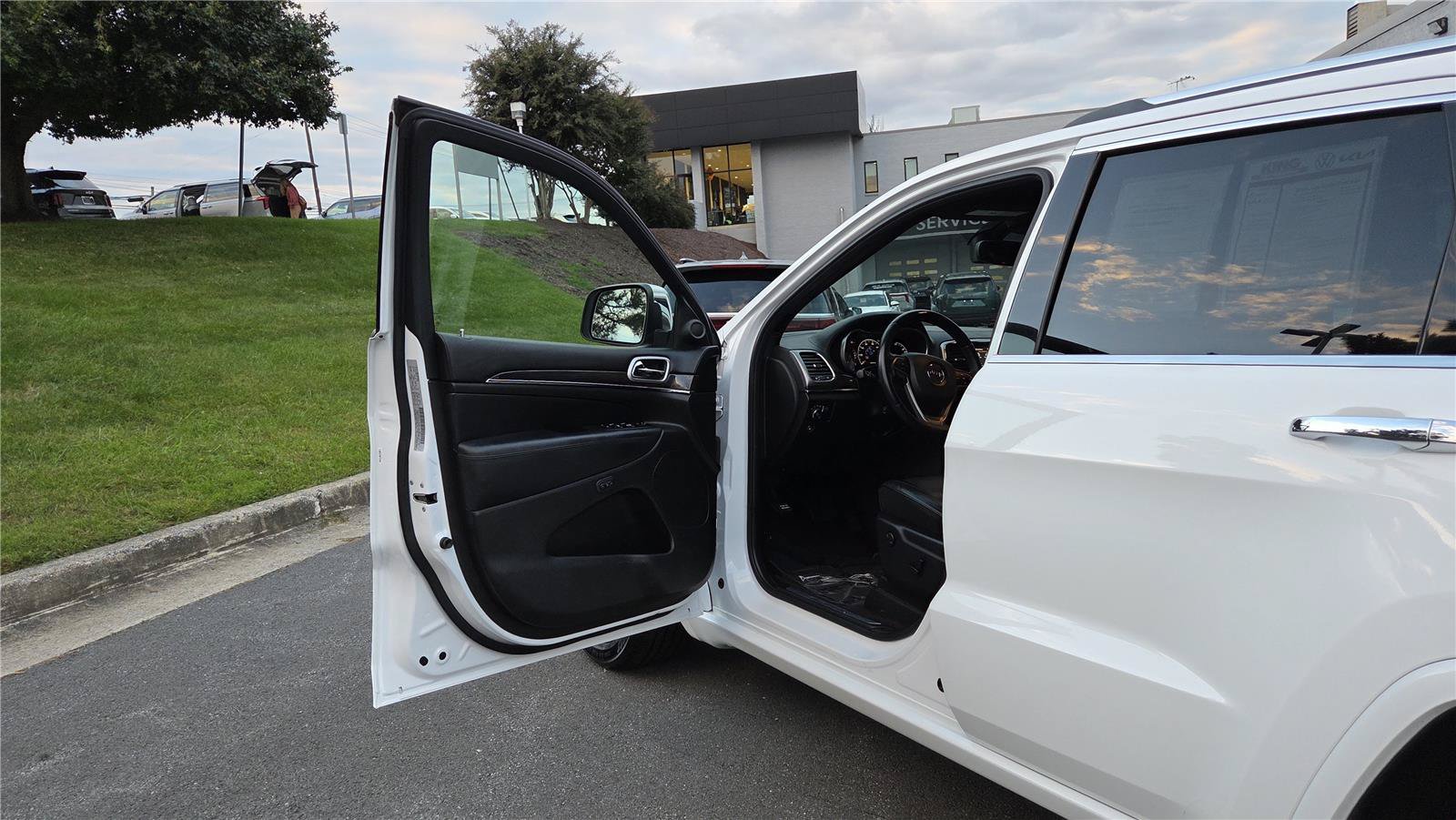 Used 2018 Jeep Grand Cherokee Overland AWD/4WD image 12