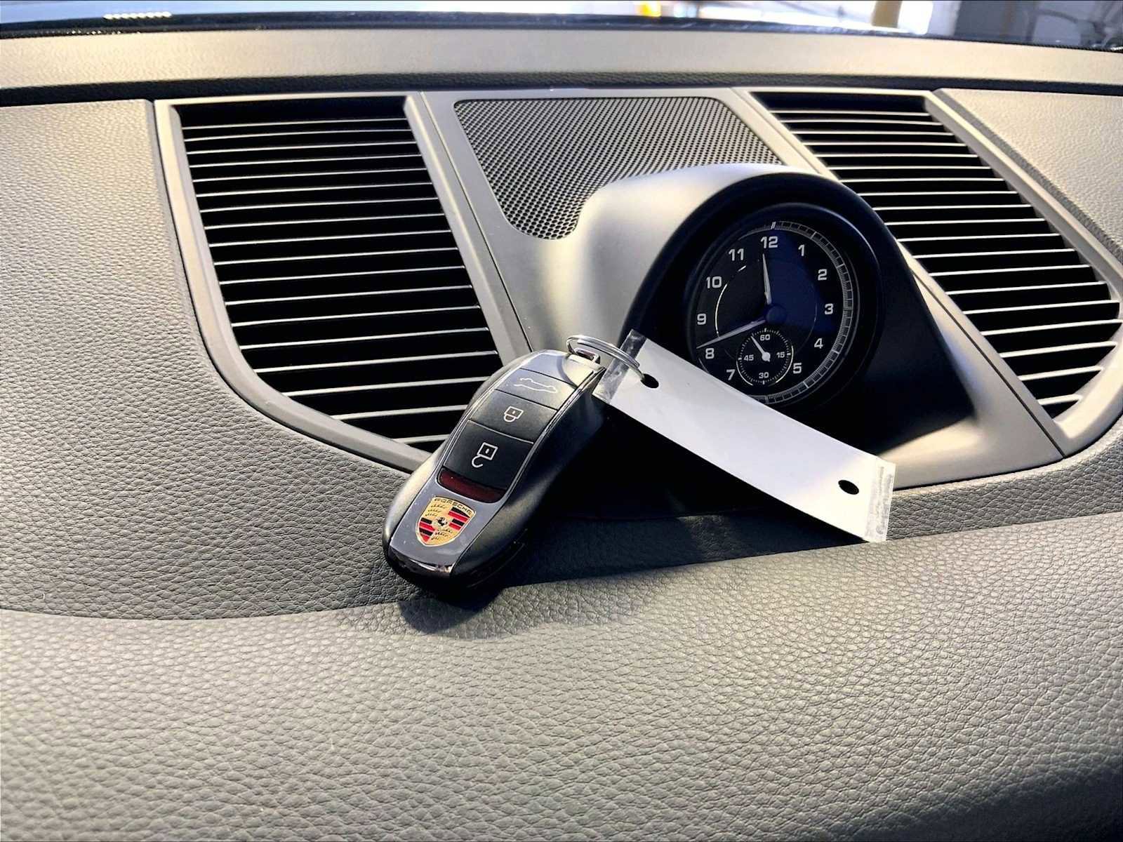 Certified 2023 Porsche Macan image 21