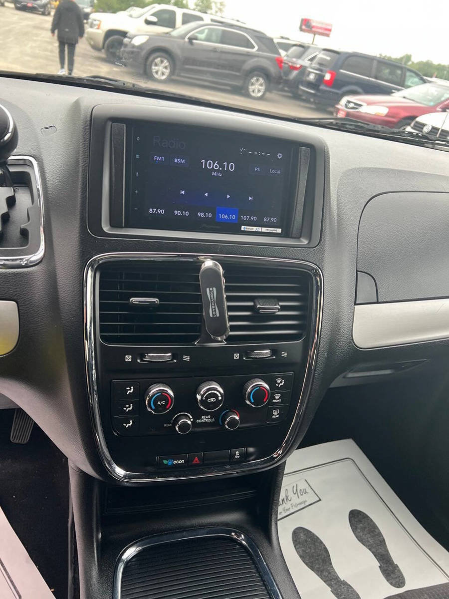 Used 2014 Dodge Grand Caravan SXT w/ Blacktop Package FWD image 12