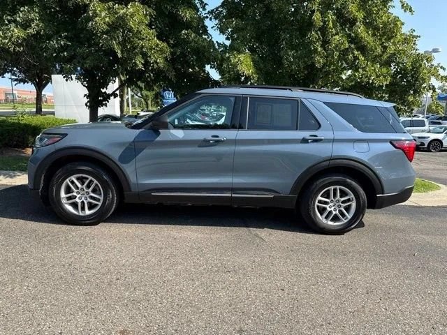 Used 2025 Ford Explorer Active AWD/4WD image 2