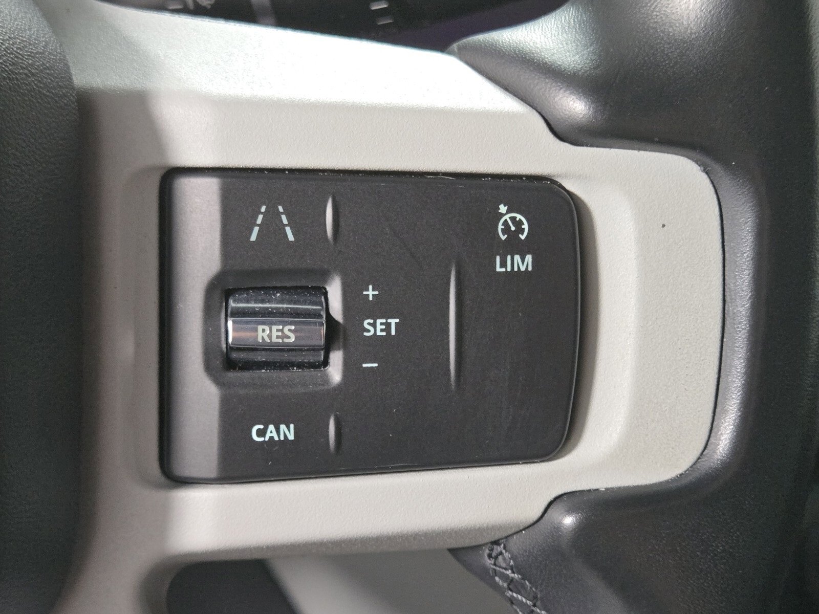 Used 2023 Land Rover Defender 110 SE image 26