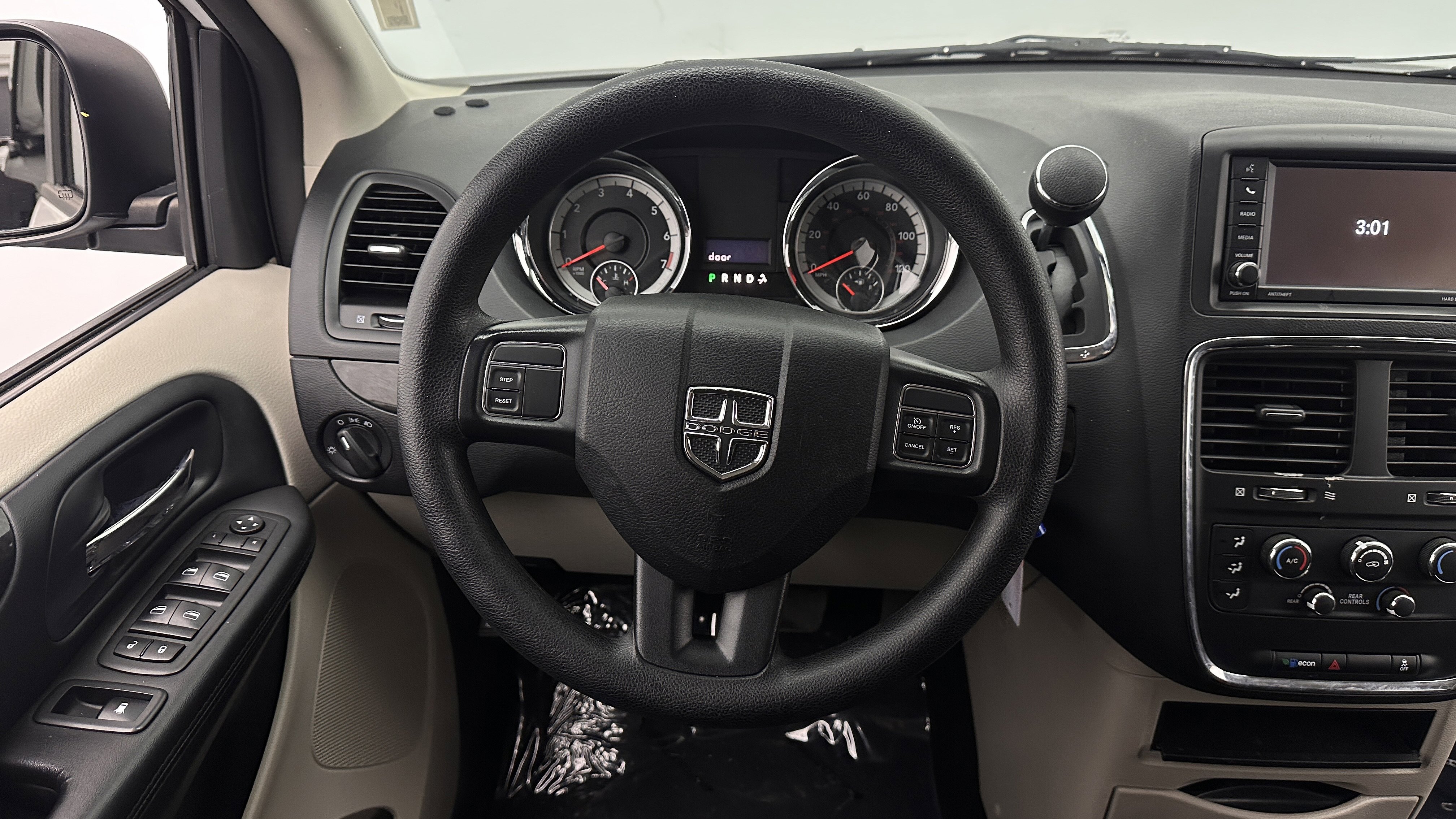 Used 2018 Dodge Grand Caravan SE FWD image 21