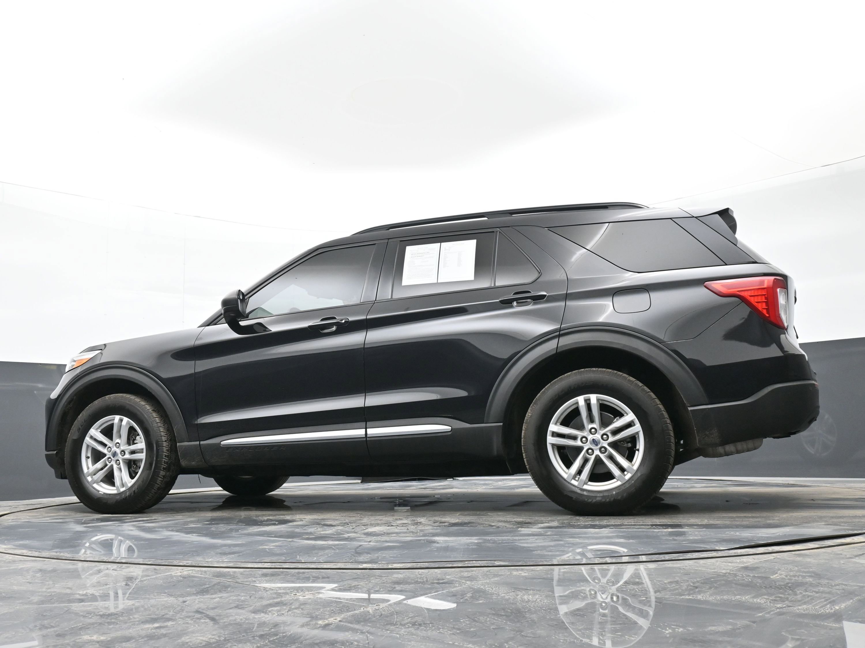 Used 2021 Ford Explorer XLT w/ Class III Trailer Tow Package AWD/4WD image 30