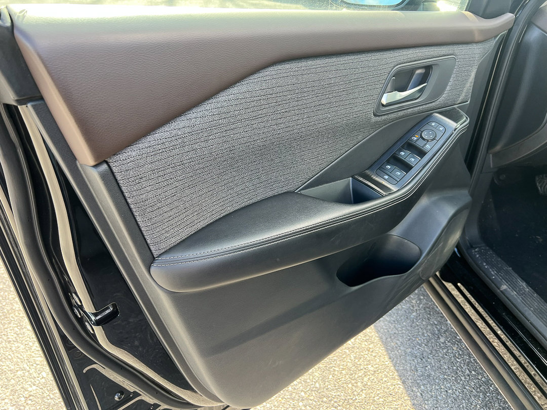 Used 2022 Nissan Rogue SV image 11