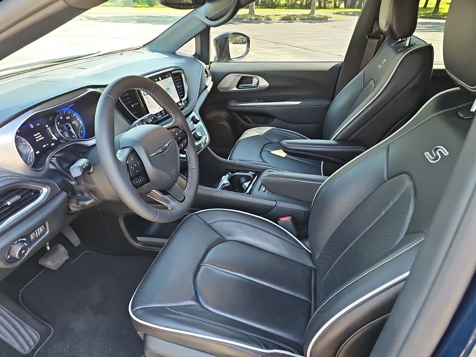 Used 2025 Chrysler Pacifica Limited FWD image 18