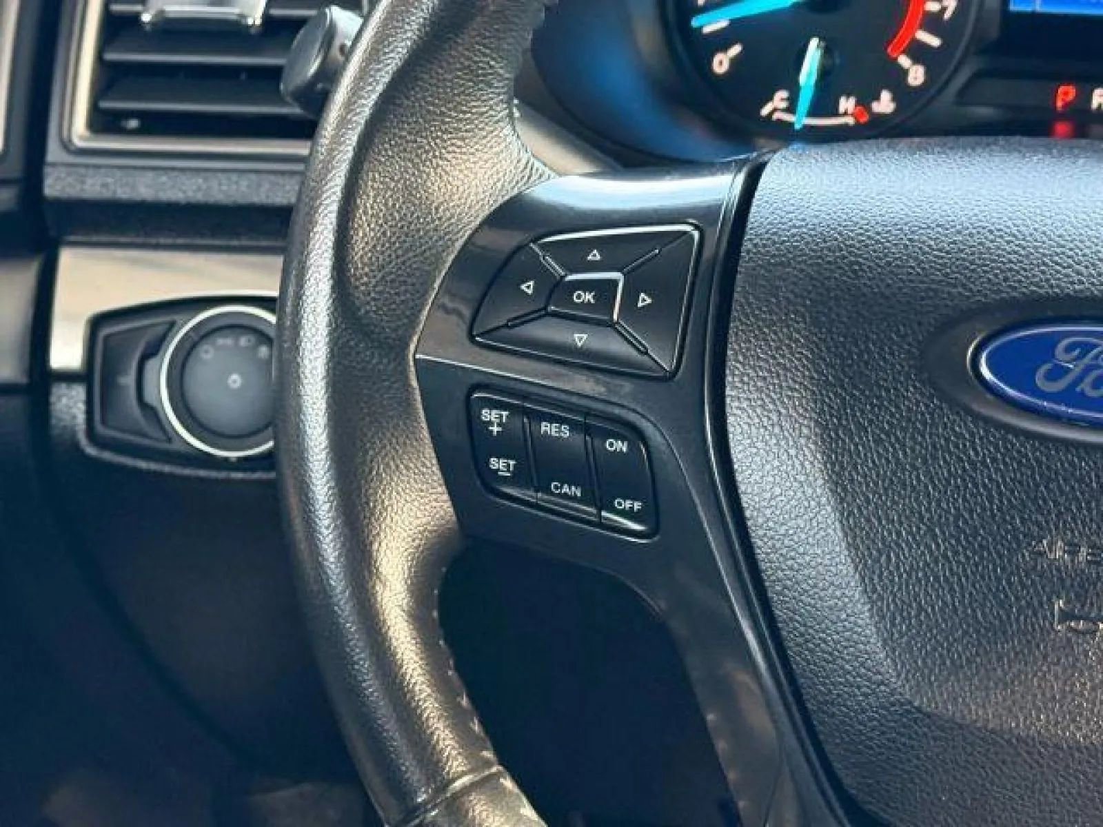 Used 2019 Ford Explorer XLT image 31