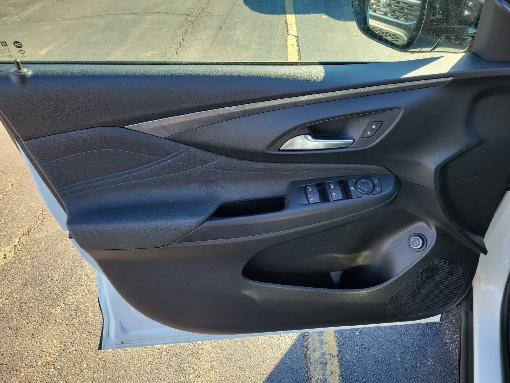 Used 2025 Buick Envista Sport Touring w/ Experience Buick Package FWD image 23